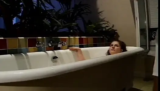 Cewek lesbian perancis lagi asik scissoring di kamar mandi