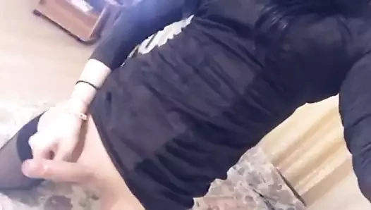 Trans dívka předvádí svého ptáka