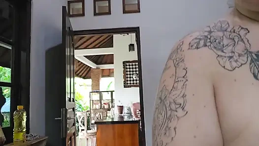 Jade üstsüz yemek pişirme