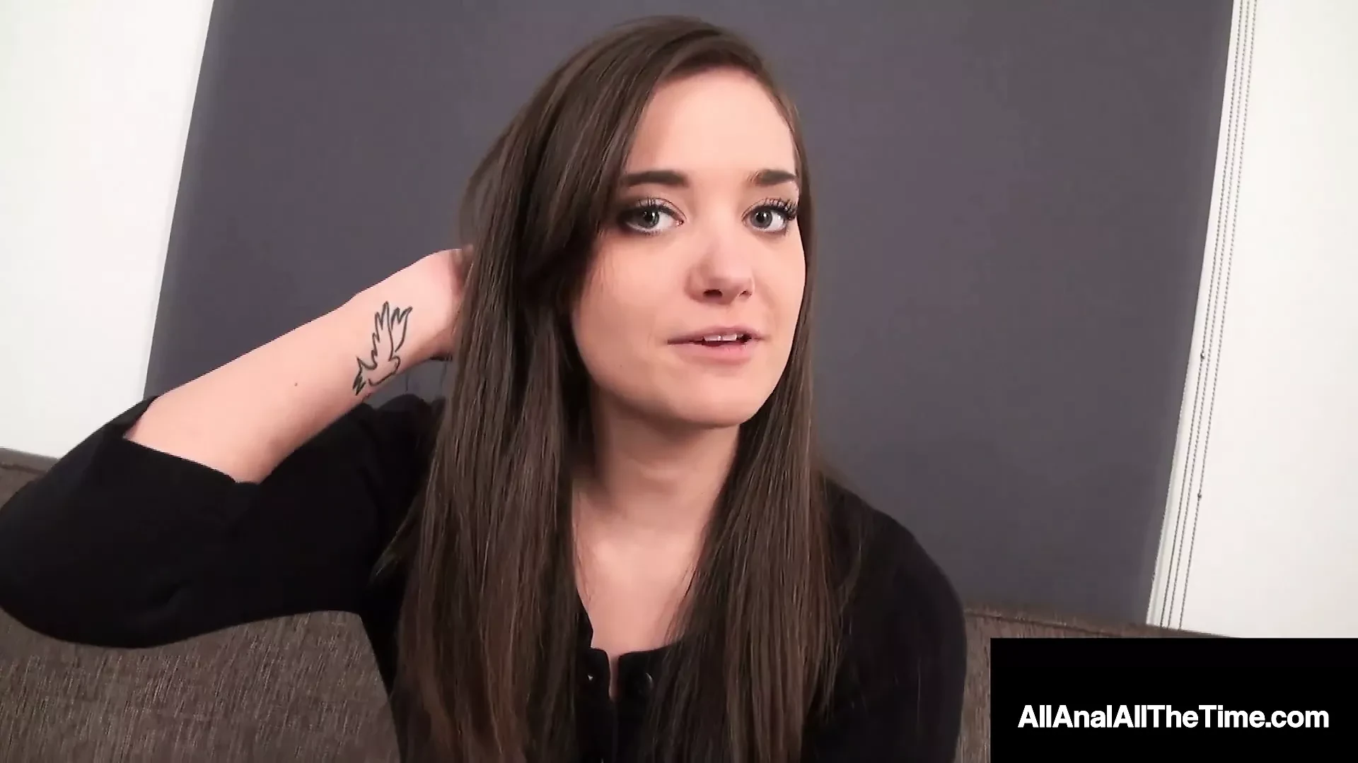Το κορίτσι της διπλανής πόρτας Gia Paige τρώει έναν σκληρό πούτσο στη μικροσκοπική κωλοτρυπίδα της!