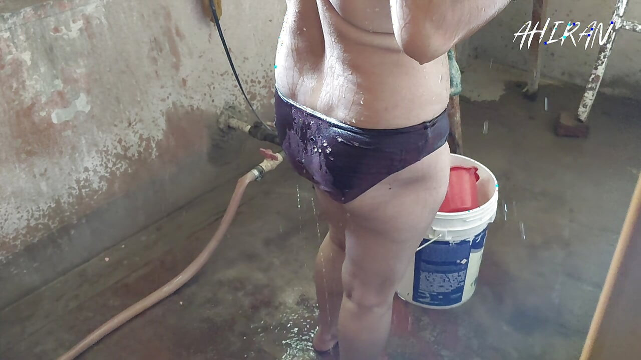 印度鄉村德西女孩在洗手間與男友玩耍並審查屁股觸摸陰莖。