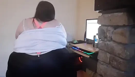 SSBBW-arbeiterin im büro nach einbruch