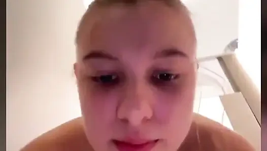 İlk kez anal sikişiyor ve sıkı amcığını parmaklıyor