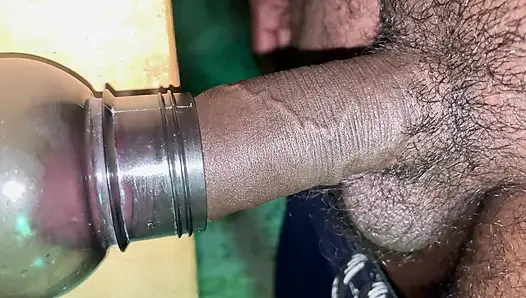 Индийский мальчик дези играет с членом с бутылкой.