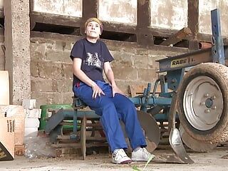 Młoda wiejska dziewczyna rucha się ze starym rolnikiem w stodole