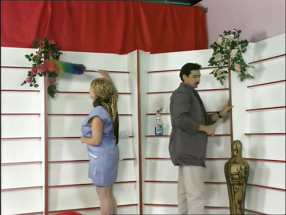 Een volgeborsteerd meisje in dienst van een oud varken!!