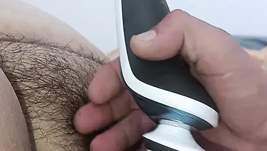 Karımın kıllı amını tıraş ediyorum