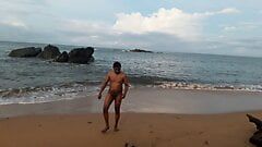 समुद्र तट पर सार्वजनिक नग्न भारतीय समलैंगिक