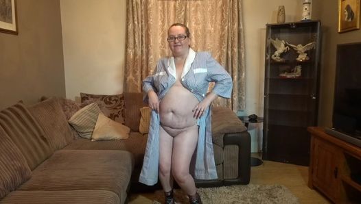 Esposa britânica haley faz striptease em uniforme de empregada