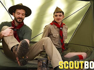 ScoutBoys Kinky - líder escoteiro dotado fode batedor suave duro