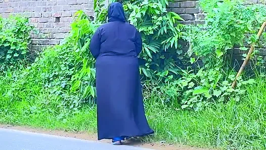 Arap ateşli üvey anne otel yatağında yoldan geldikten sonra azıyor ve büyük götünü görüyorum ve elle muameleye başlıyorum