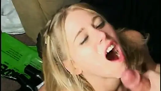 Son sınıf öğrenci sevimli sarışın birinci sınıf öğrencisi Katie Morgan'a