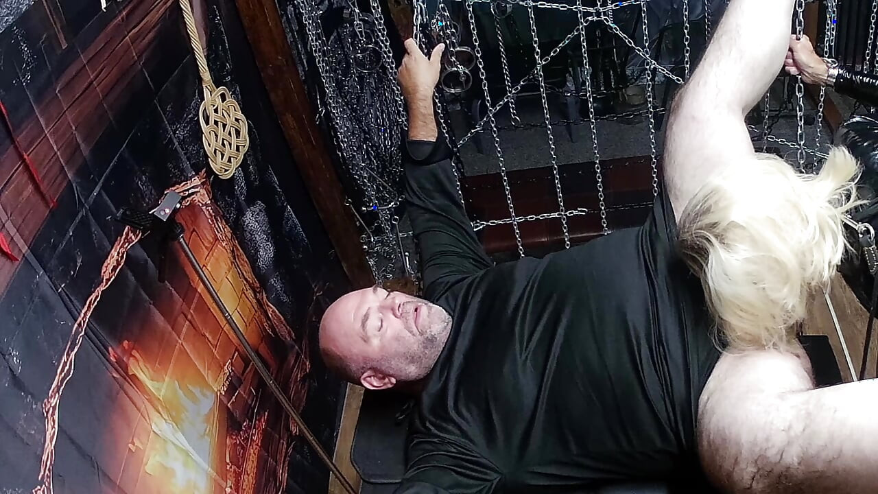 Del 4: - Melanies första gång i fängelsehålan med Lanista Bear och Domina Satana.