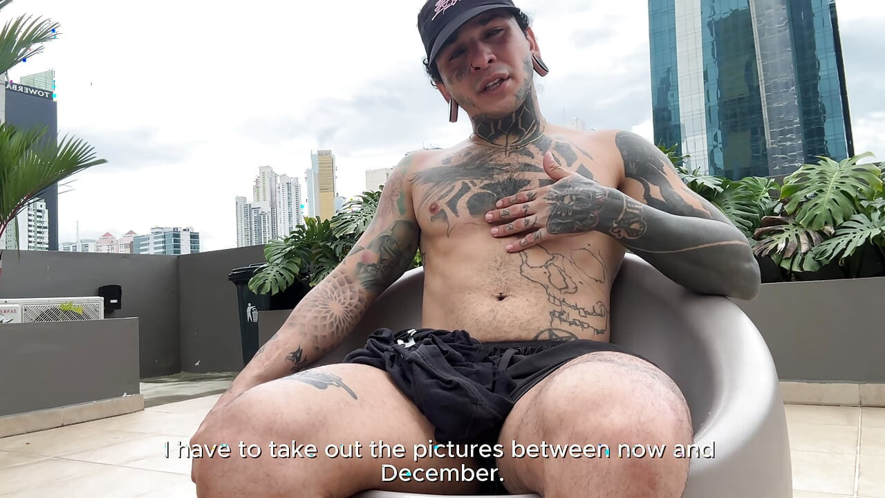 巨大なマカブラインクが公共の場で小さな人間に屈辱を与える