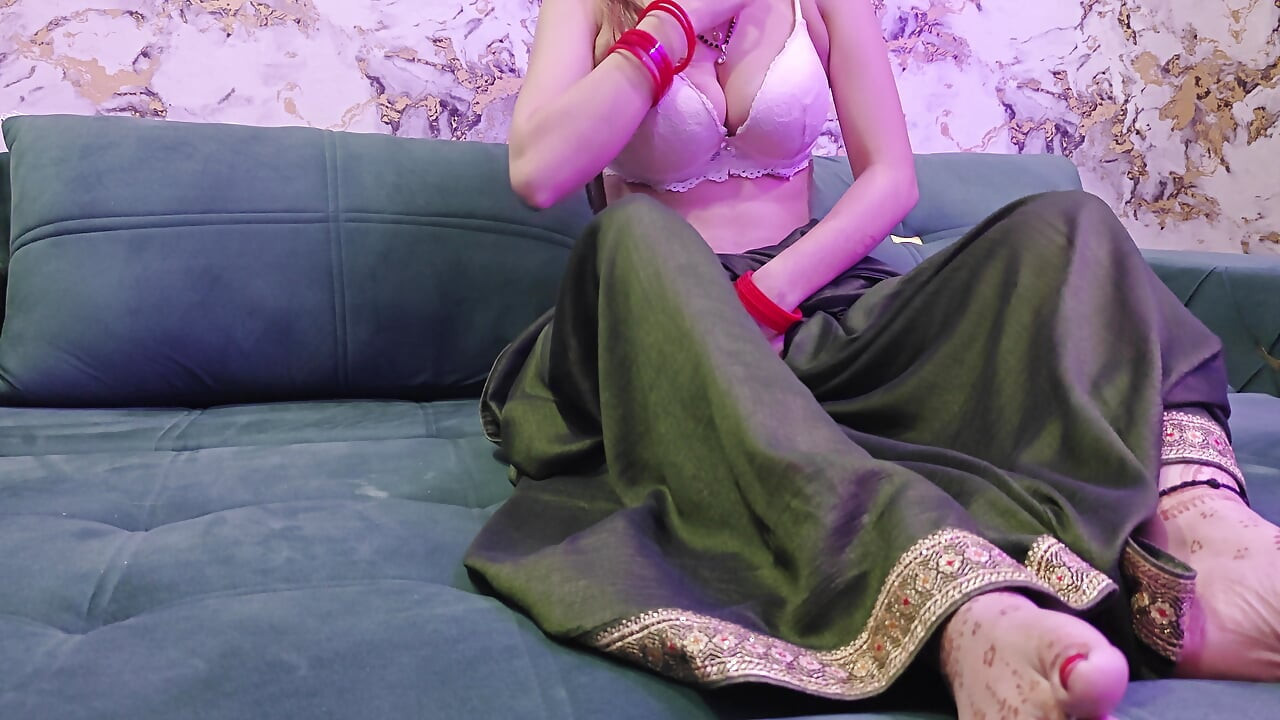 Sonia Bhabhi Masturbates Till She Cum on Dildo