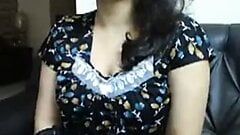 Indische tante met grote borsten die videochat met vriendje doet