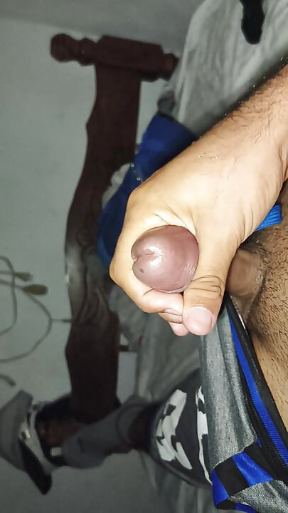Junger mann beseitigt angst, indem er zu hause in seinem bett masturbiert