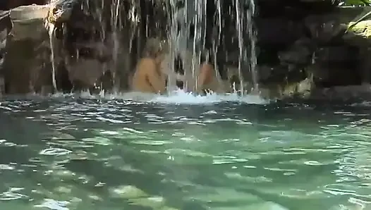 Горячий лесбийский секс в воде на улице