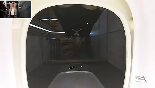 Kencing dan fingering memekku sendirian di depanmu di toilet