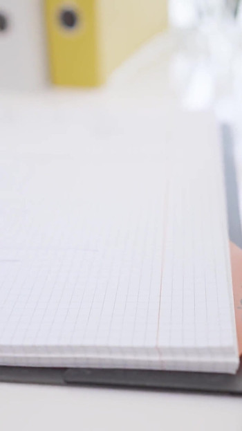 वह मुझे खुश करने के लिए अपने सुंदर पैरों का उपयोग करती है!