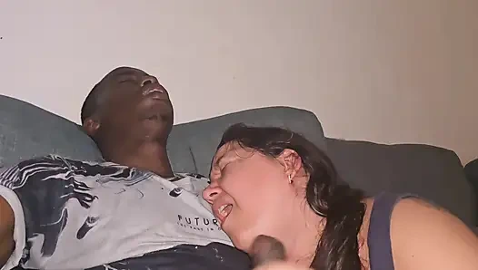 Emiyor okşuyor büyük zenci yarağı ağzına boşalıyor inliyor ve inliyor