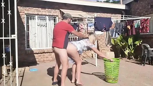 Outdoor-ficken beim ausziehen der wäsche