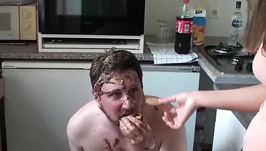 Junge damen spielen mit ihrem sklaven in der küche