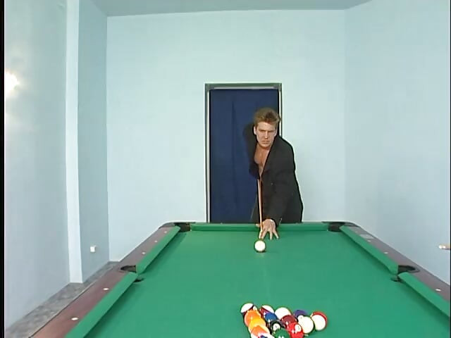 mamuśka ssie ogromnego kutasa, zostaje ostro wyruchana na stole bilardowym