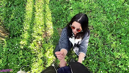 Ngocok kontol: pasangan nakal ini pamer toket dan ngocok kontolnya habis-habisan di hutan