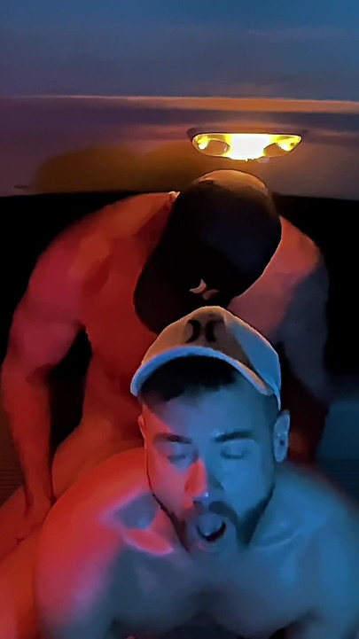 義理の兄が両親の家の車の中で私を抱く | クリップ 1