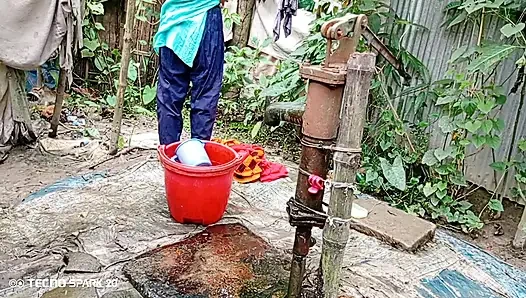 Убывает на улице в ванне в чистом поле
