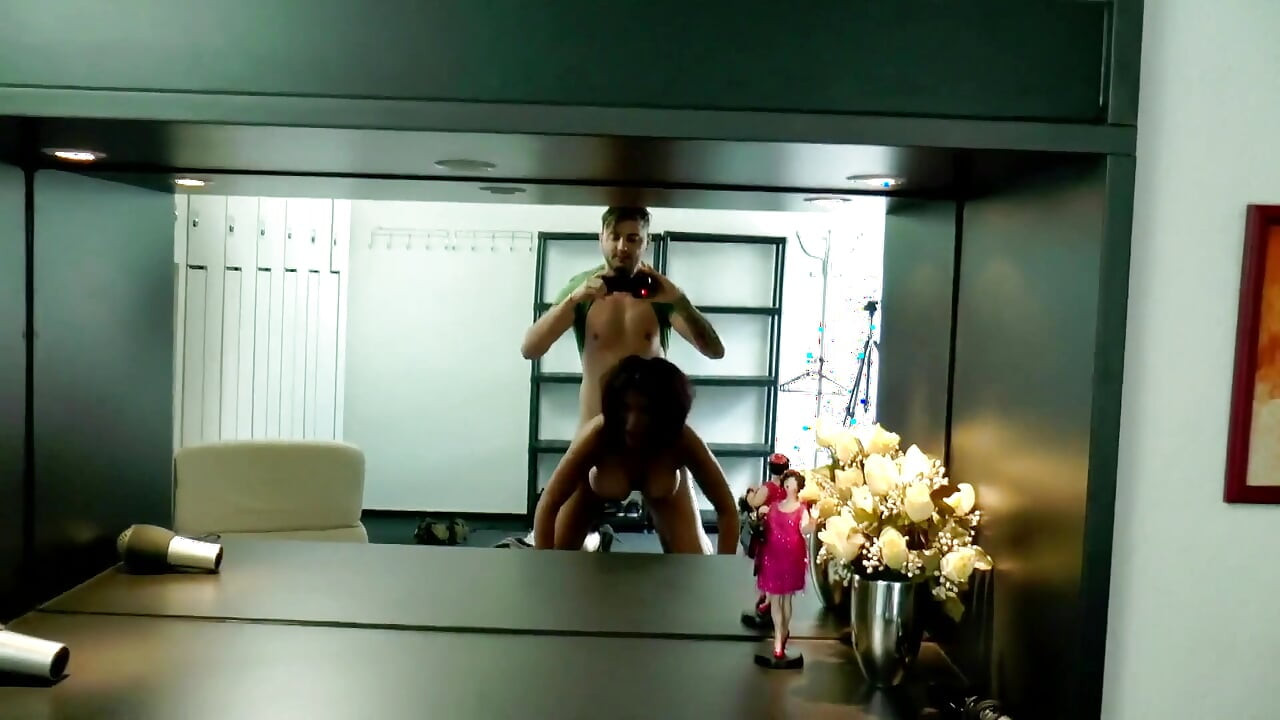 Milf met grote borsten genietend van pov sperma op tieten