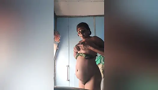 Tetangga melihat Komal merabanya, meraih tanahnya dan menariknya ke bawah, lalu kencing di atasnya