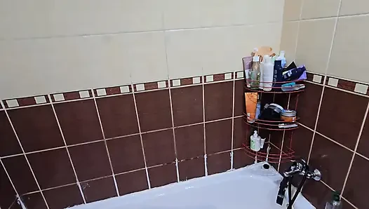 Istriku yang super semok lagi asik masturbasi di kamar mandi