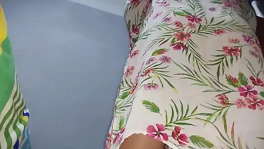 Üvey annemin soyunuyorken yatağın altında götünü gözetliyorum