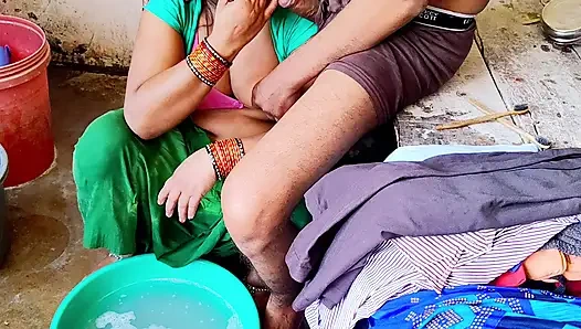 Desi bhabhi ne  bathroom me land chusha