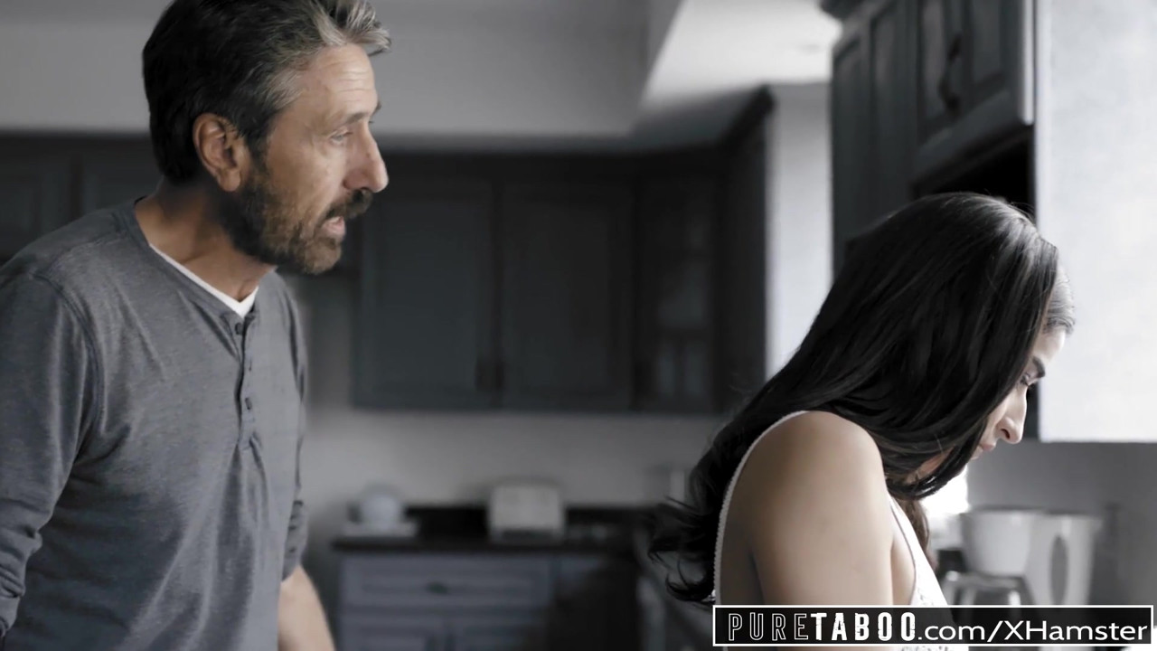 純粋なタブーティーン痴女Emily WillisがStepdadでスパンキング＆中出し