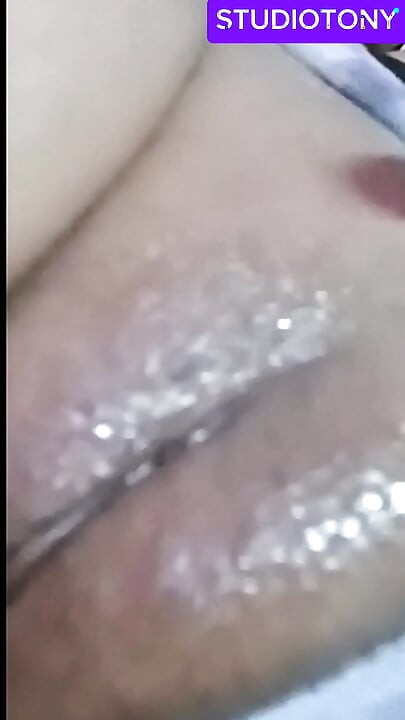 コロンビア人が自慰行為をしながら大きな胸に触れる