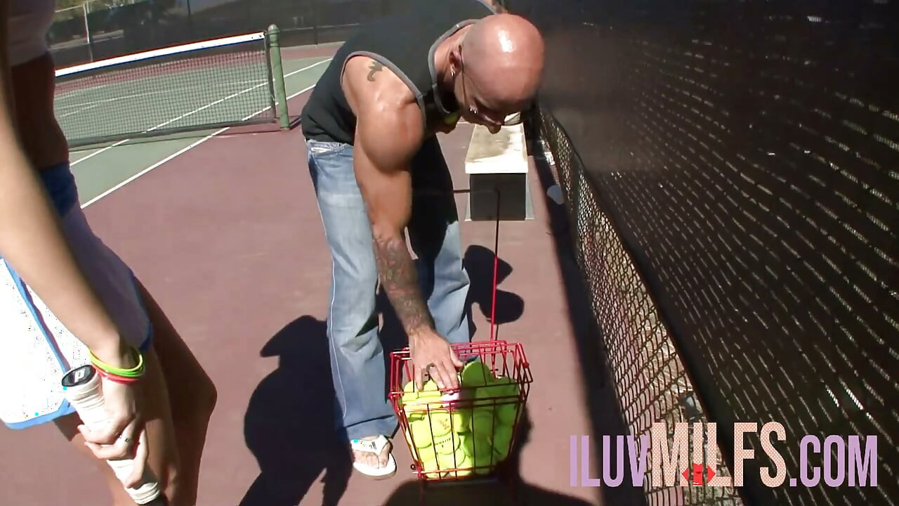Rubia revela sus piercings en sus pezones después del tenis