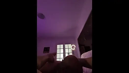 Dia mengikat saya, bermain dengan saya sedikit dan mendasarkan saya