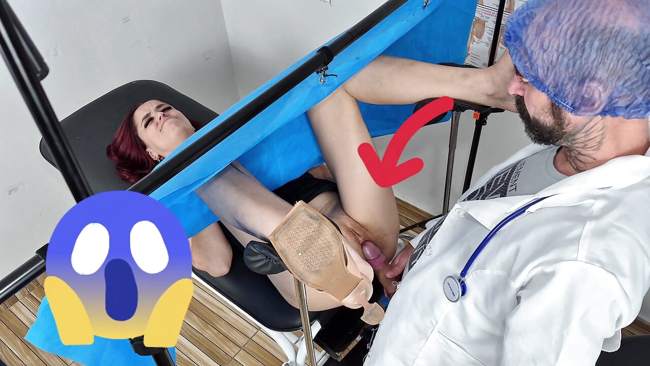 Meine Gynäkologin spielt während einer Routineuntersuchung mit meinem Hintern!