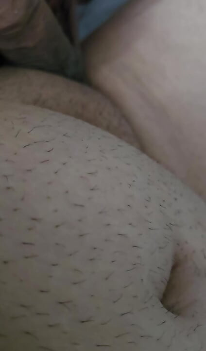 Nevlastní máma vklouzne ruka do ptáka nevlastního syna bez studu
