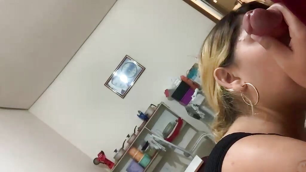 Wife giving blowjob to buddy fitter