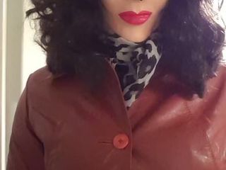 Masquage féminin en manteau de cuir