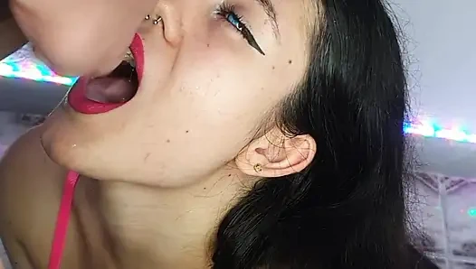 Моя горячая соседка получает сперму на ее лицо, она обожает это!