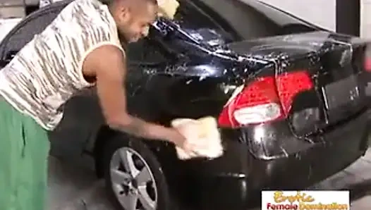 Müşteri araba yıkamada göt deliğini arabasında sert siktiriyor