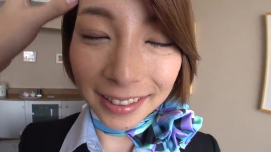 一个成熟的男人和一个诱人的客舱服务员