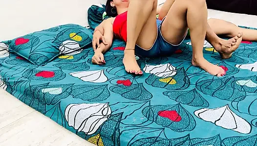 Muhtemelen hakkında konuşmamamız gereken çılgın bir gecede küçük üvey kız kardeşle yatağı paylaşıyor