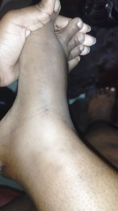 Cute plump african girl shows off her feet, black knees and light thighs for your enjoyment