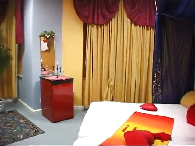 Gadis pirang seksi akan melakukan apa saja